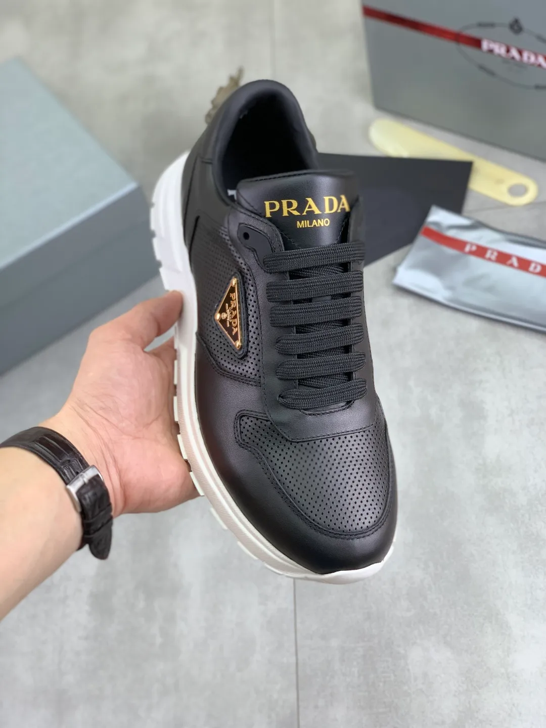 Men's shoes 💰P520 new (higher version) new PRADA (Prada) classic models are on the market at the same time, new men's shoes, 😘fabrics are selected from original imported calfskin. First layer of imported cowhide lining. The original version is awesome! 👍🏿Original open-molded non-slip PU outsole, with exquisite lines, simple and elegant, super comfortable and classy on foot, suitable for leisure travel. Code number: 38-45 (46 customized) 2️⃣ colors available